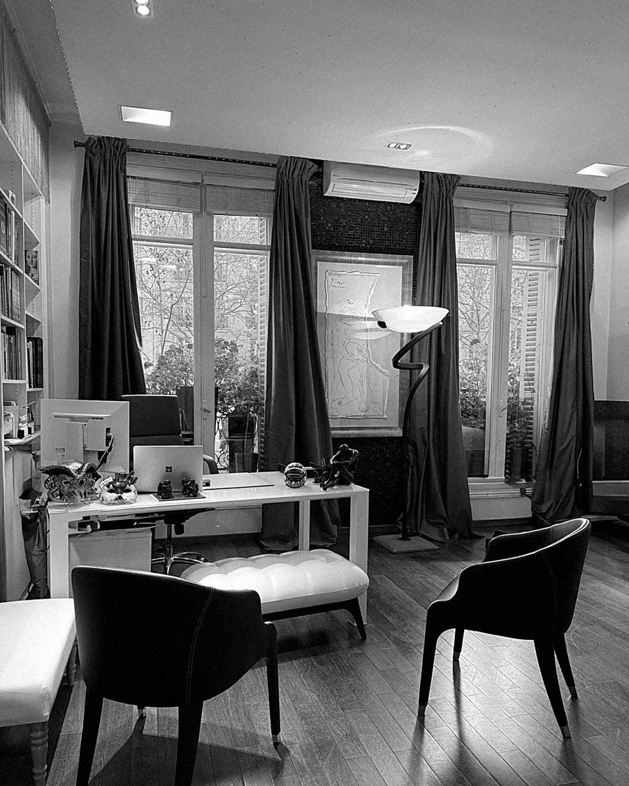Dr Auroy's consulting office, aesthetic dermatology practice on boulevard Saint-Germain