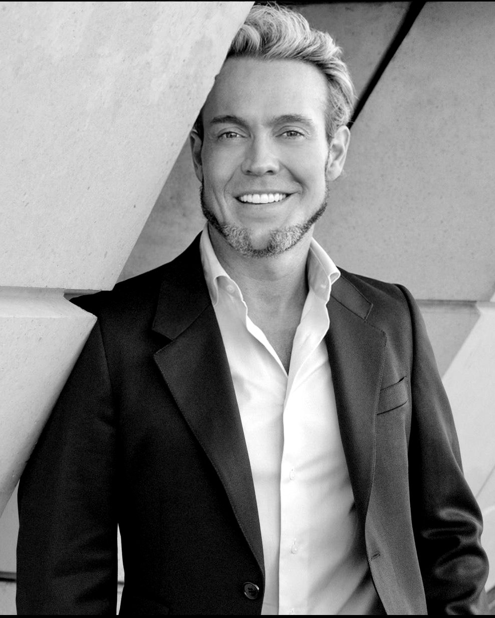 Portrait of Dr Stéphane Auroy, aesthetic dermatologist in Paris